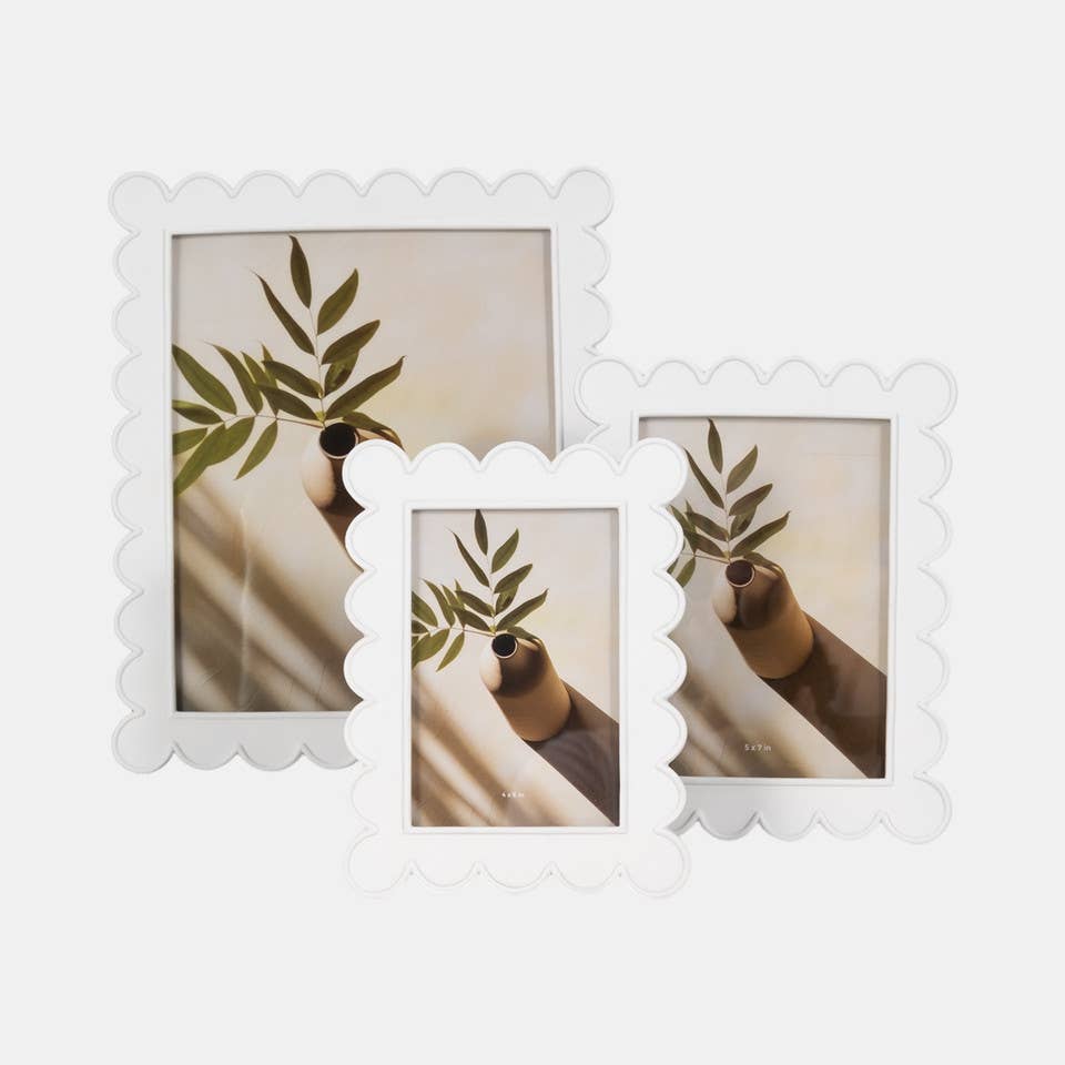 Sagebrook Home - Photo Frame - Resin with Decorative Scalloped Edge