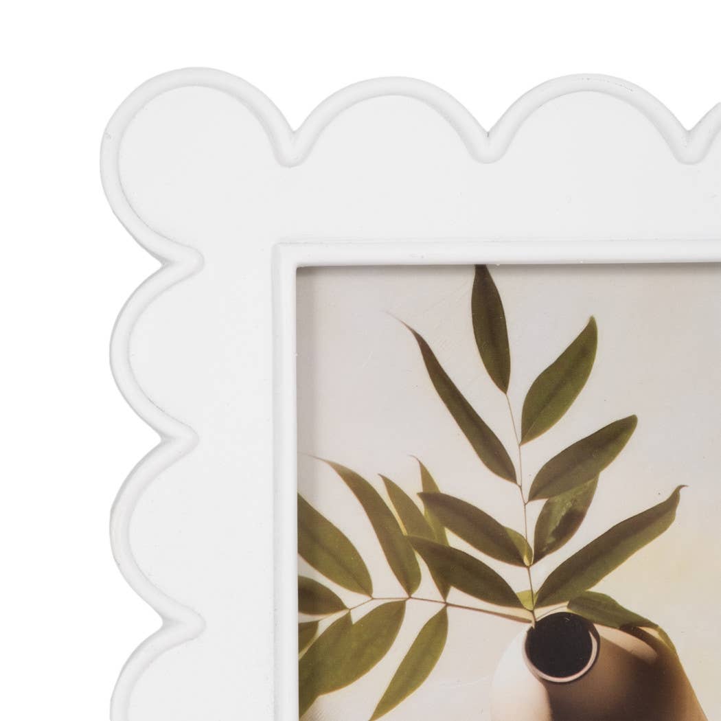 Sagebrook Home - Photo Frame - Resin with Decorative Scalloped Edge
